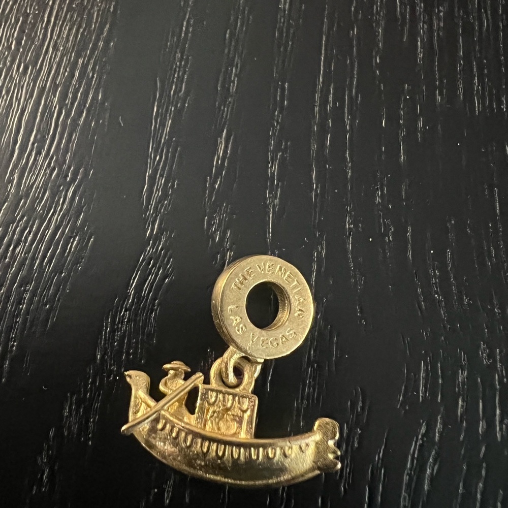 Gold charm - Picture 2 of 3